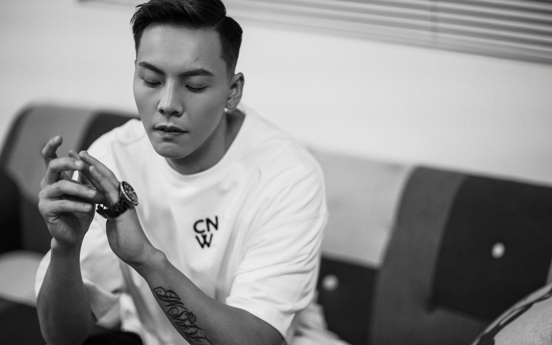 乐鱼app-【规则深入】裁判如何应对比赛中的争议犯规？，比赛过程中当裁判员发现误判时只能在什么时间更改判决