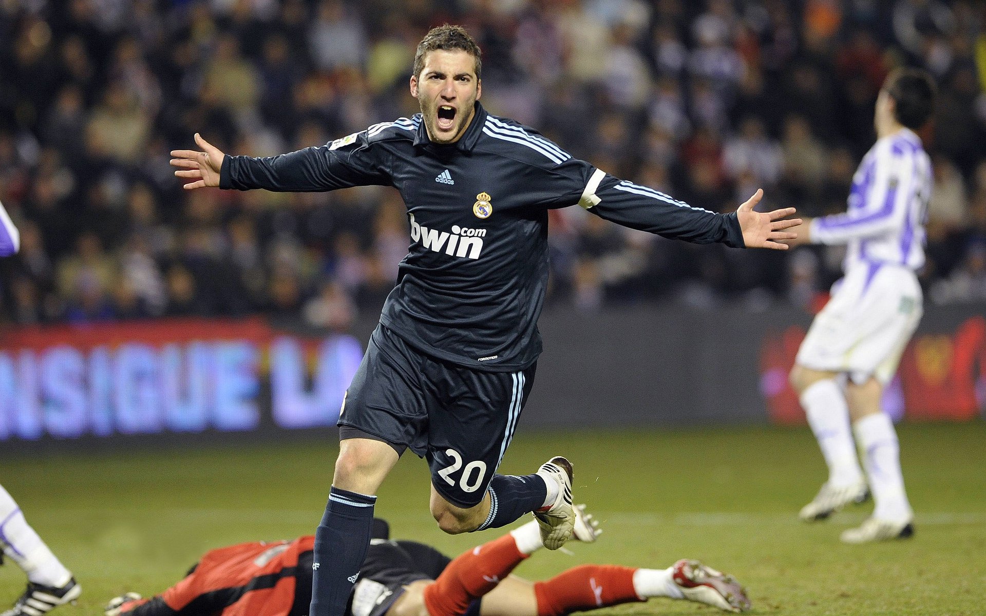 乐鱼电竞在线平台-小萨博·伊布拉伊莫维奇荣获赛季最有价值球员，小萨博尼斯技巧赛冠军